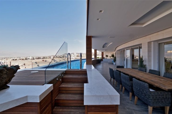 luxuriöse-und-erstaunliche-Terrasse-mit-modernem-Pool