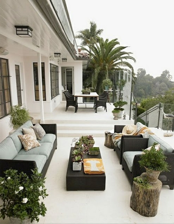 luxuriöse-und-erstaunliche-Terrasse-mit-vielen-Pflanzen-und-Rattanmöbeln