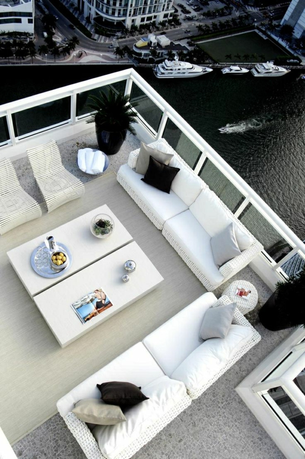 luxuriöse-und-erstaunliche-Terrasse-mit-weißen-Möbeln