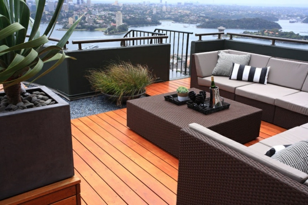 moderne-Terrassengestaltung-mit-Holzboden-und-Rattanmöbeln