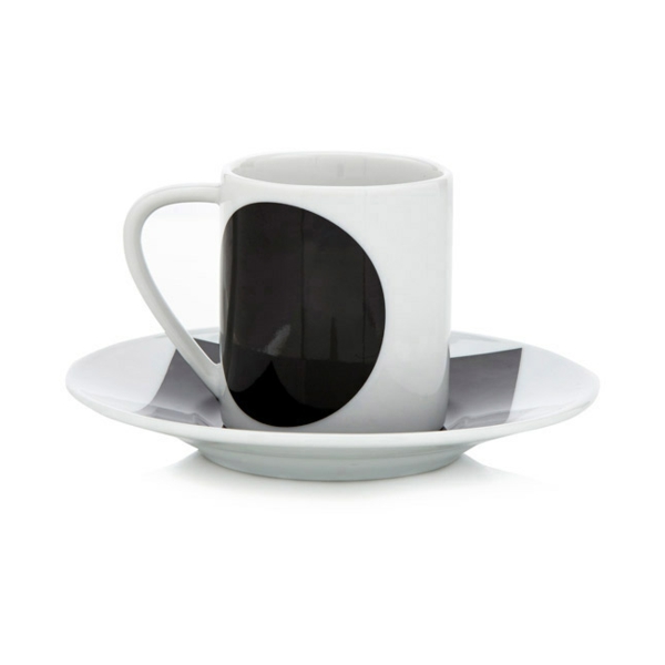 moderne-attraktive-espressotasse-in-weiß-und-schwarz-cooles-modell