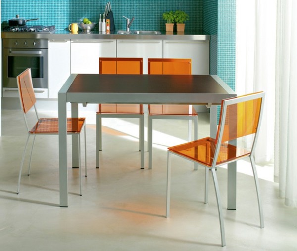 moderne orange durchsichtige stühle um einen esstisch