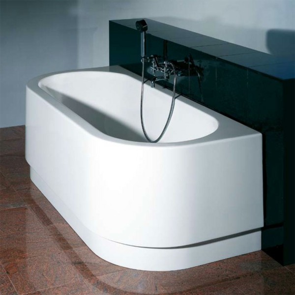 moderne-und-sehr-attraktive-badewanne-mit-schürze