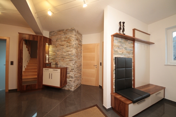 moderner-Vorraum-schöne-Ideen-für-das-Interior-mit-Holzmöbeln-für-den-Flur
