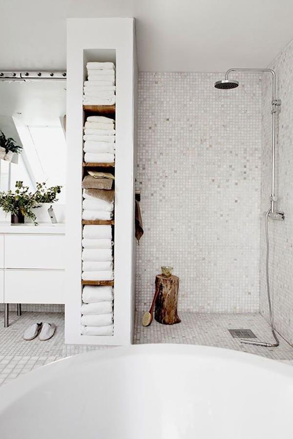 modernes-Bad-mit-weißen-Badfliesen-Dusche