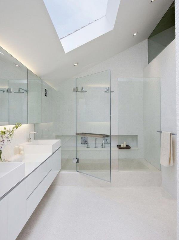 modernes-elegantes-weißes-Badezimmer-mit-Duschkabine
