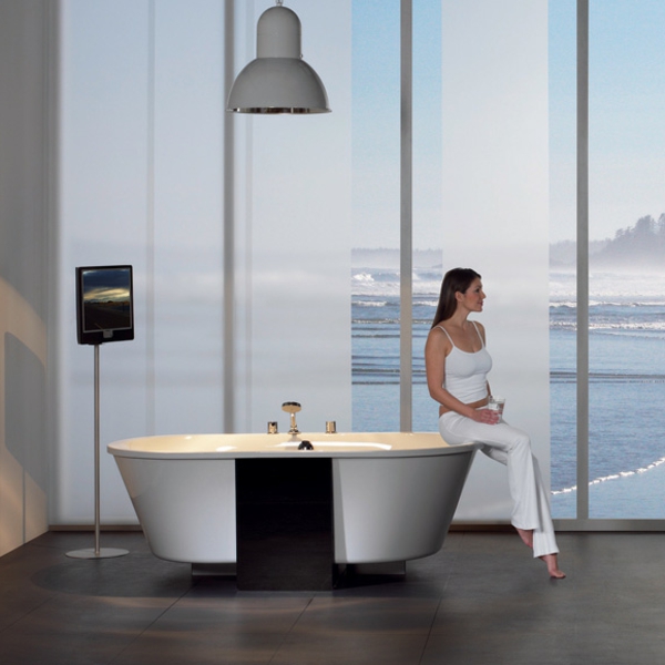 modernes-luxuriöses-badezimmer-mit-einer-badewanne-mit-schürze