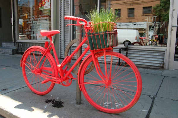 neon-orange-fahrrad-auf-der-straße