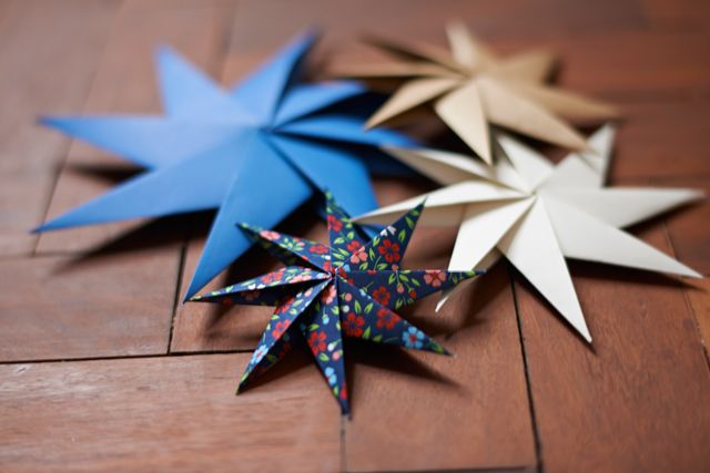 origami zu weihanchten basteln origami stern anleitung unterschiedliche farben und größe