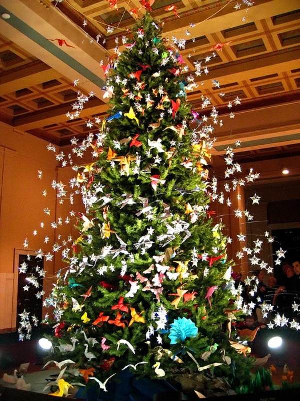 origami-zu-weihnachten-auf-einem-großen-tannenbaum- wunderschönes foto