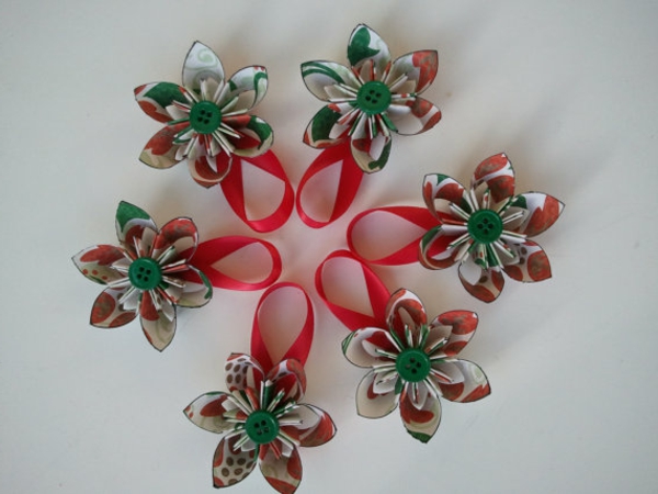 origami-zu-weihnachten-eine-wunderschöne-blume-figur - schönes foto von oben genommen