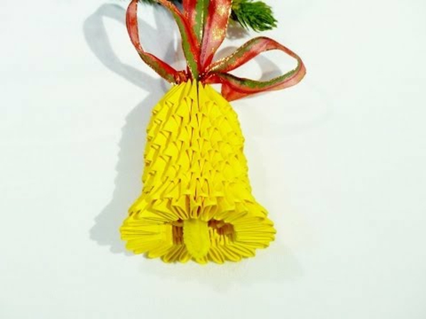 origami-zu-weihnachten-gelbe-glocke - weißer hintergrund