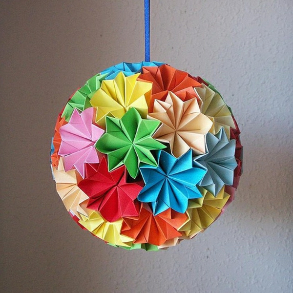origami-zu-weihnachten-großer-bunter-kugel - viele bunte farben