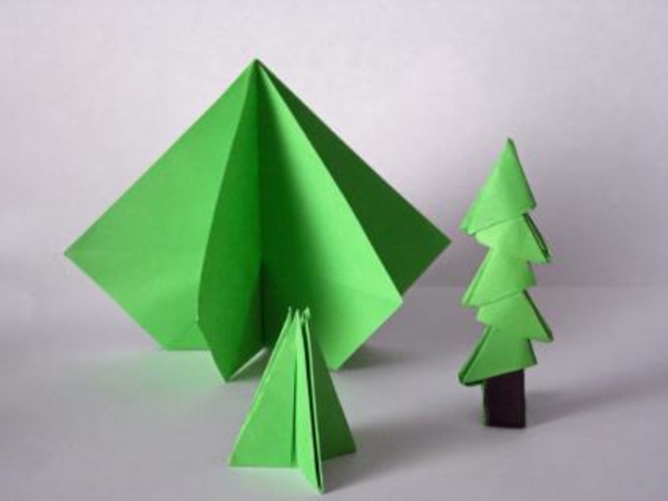 origami-zu-weihnachten-grüne-tannenbäume - hintergrund in grauer farbe