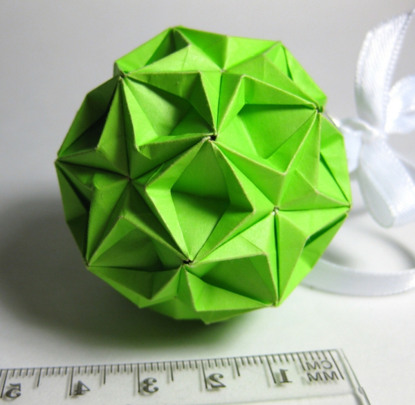 origami-zu-weihnachten-grüner-kugel