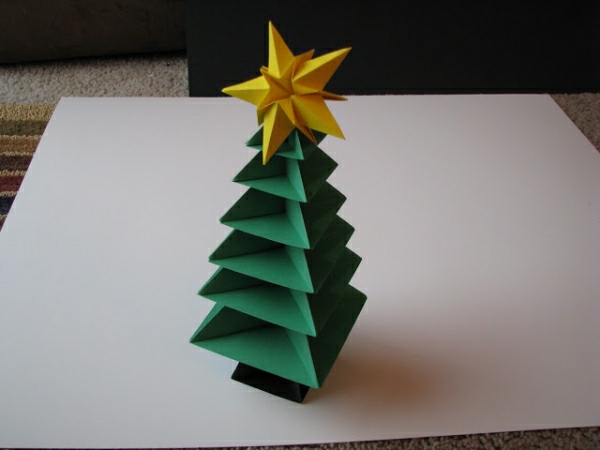 origami-zu-weihnachten-grüner-tannenbaum-mit-einem-stern-grün und schön