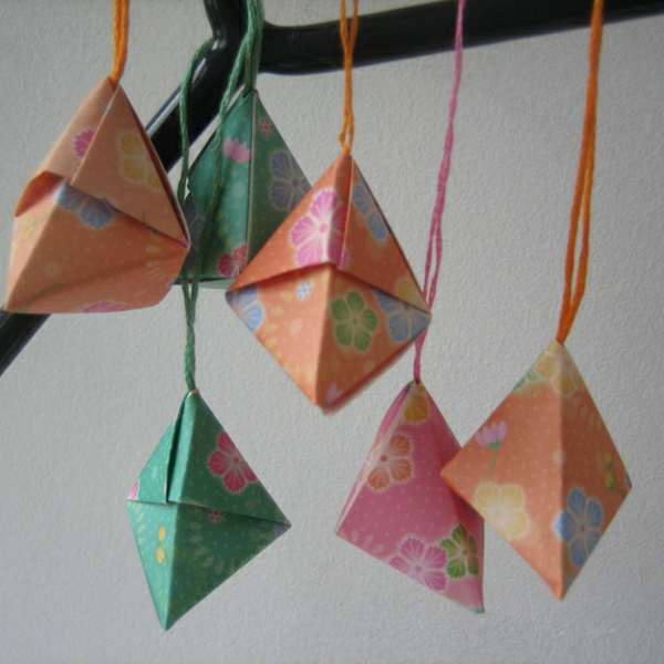 origami-zu-weihnachten-hängende-dekoartikel-in-hellen-farben - super süß