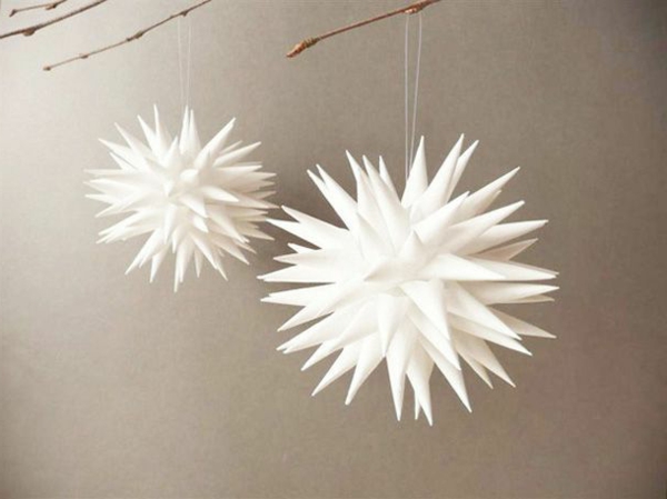 origami-zu-weihnachten-interessante-hängende-dekoartikel - hintergrund in grauer farbe