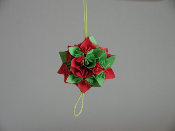 origami-zu-weihnachten-rote-und-grüne-farbe - hintergrund in grauer farbe