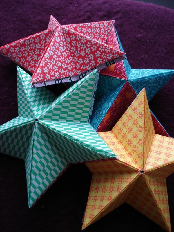 origami-zu-weihnachten-sterne-in-bunten-farben - foto von oben genommen