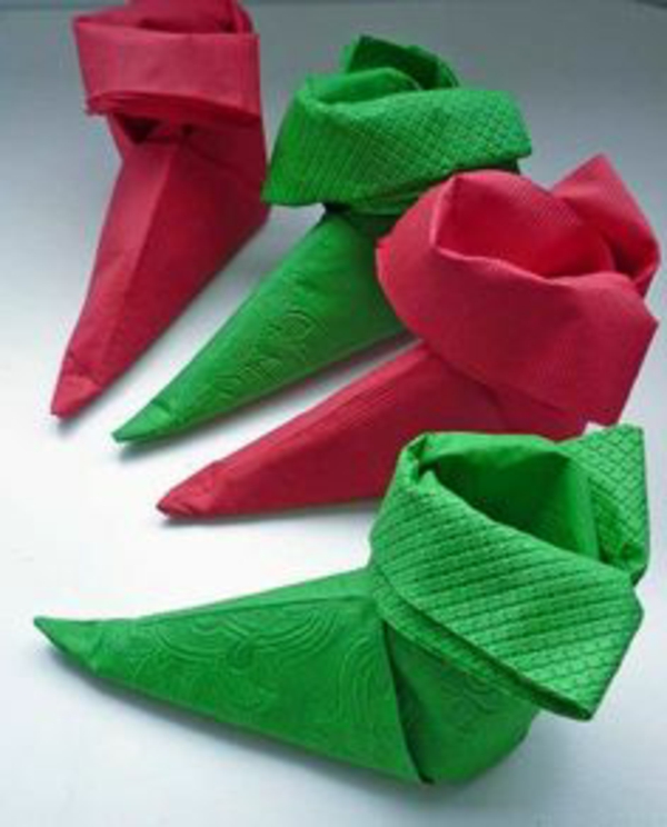 origami-zu-weihnachten-stiefel-in-grün-und-rot