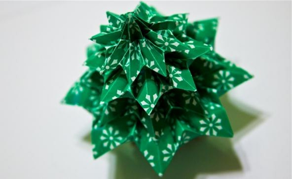 origami-zu-weihnachten-tannenbaum-in-grün - foto von oben genommen