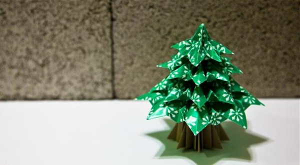 origami-zu-weihnachten-tannenbaum-in-grüner-farbe - vor eienr wand