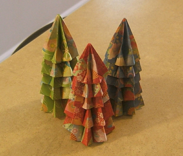 origami-zu-weihnachten-tannenbäume - auf dem beige tisch