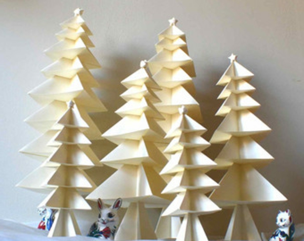 origami-zu-weihnachten-viele-weiße-tannenbäume