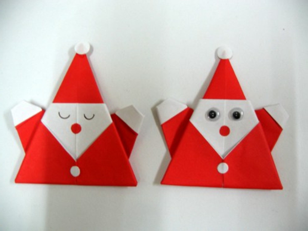 origami-zu-weihnachten-weihnachtsmänner an der weißen wand