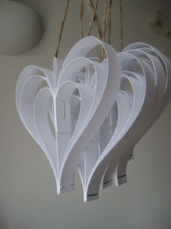origami-zu-weihnachten-weiße-hängende-herzen - sehr süß aussehen