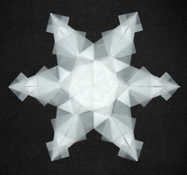 origami-zu-weihnachten-weiße-schneeflocke