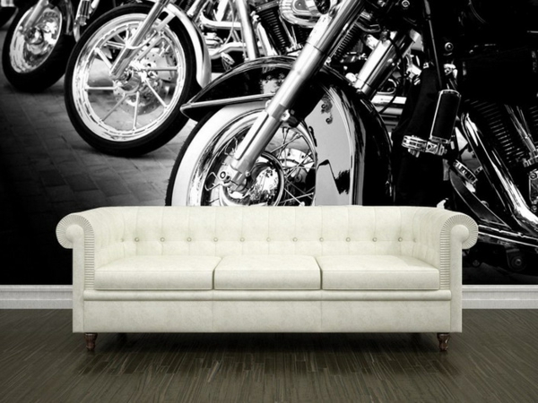 originelle-retro-tapeten-hinter-einem-weißen-sofa