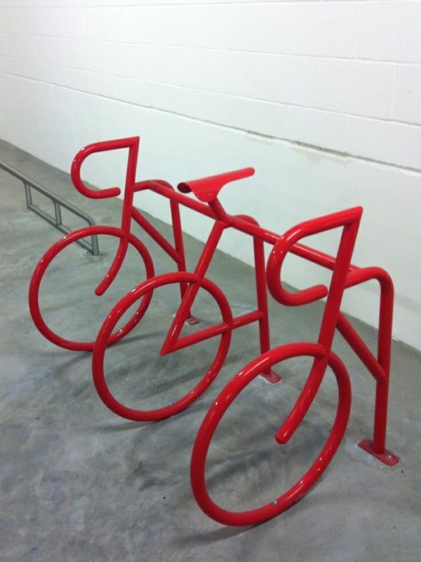 origineller-Fahrrad-Ständer-wie-Fahrrad-in-Rot