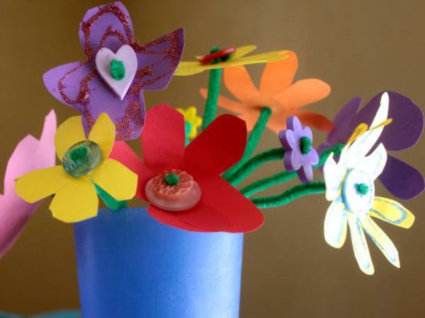 bastelideen für kindergarten - bunte papierblumen - verschiedene modelle