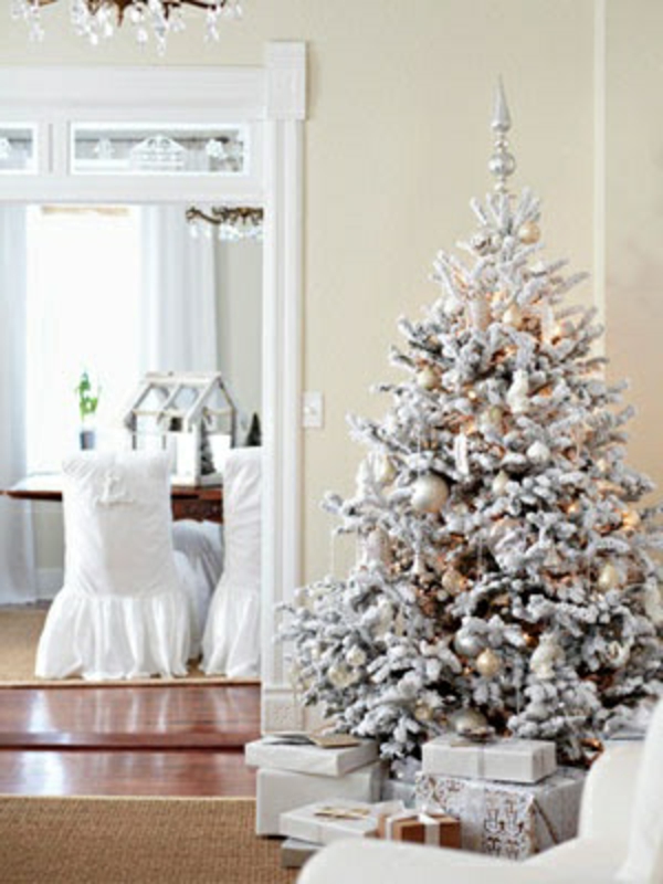 weiße weihnachtsdeko - weihnachtsbaum im schönen zimmer