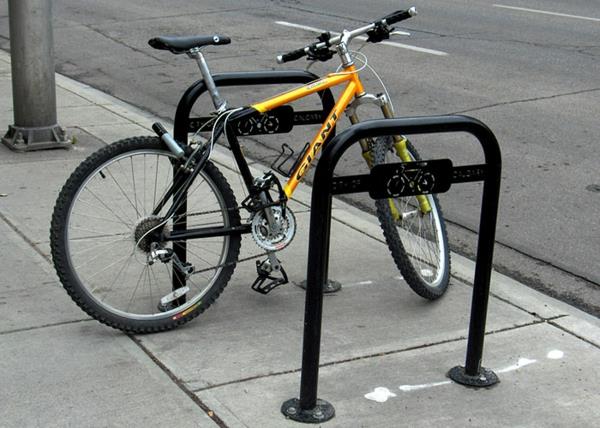praktischer--Fahrrad-Ständer-in-Schwarz