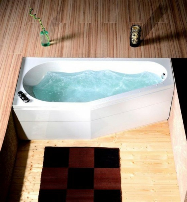 raumsparende-badewannen-mit-schürze - ein quadratischer teppich daneben