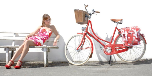 retro-fahrräder-foto-mit-einem-mädchen
