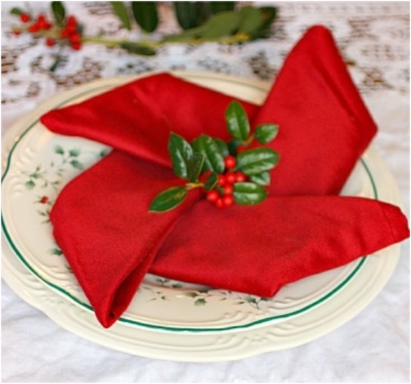 rote-elegante-servietten-falten-weihnachten-dekoration