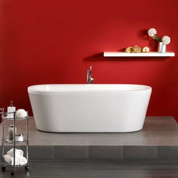 rote-wände-und-weiße-badewanne-mit-schürze-im-schönen-bad