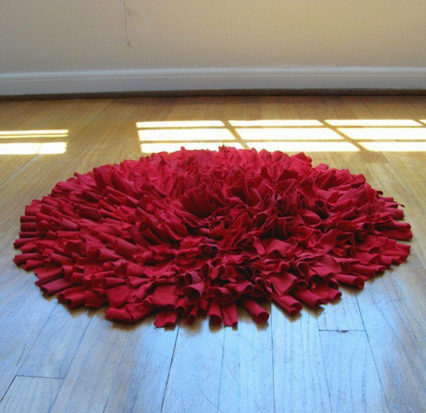 roter-runder-teppich-sehr-weich-und-süß-aussehend