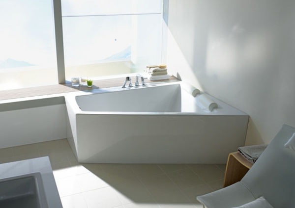 schicke-badezimmer-gestaltung-in-weißer-farbe