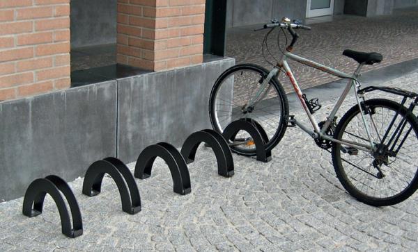 schwarze--Fahrrad-Ständer-aus-Metall