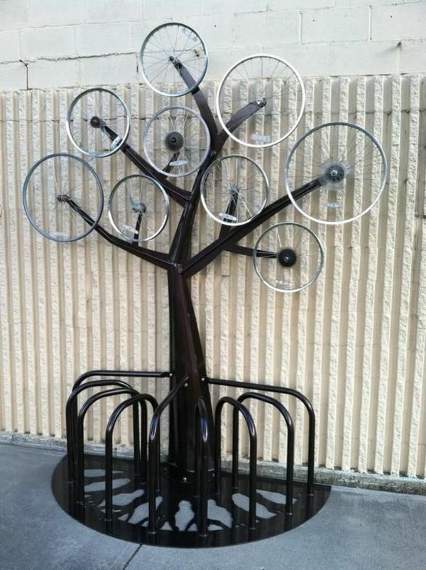 schwarzer-Fahrrad-Ständer-in-Form-eines-Baums