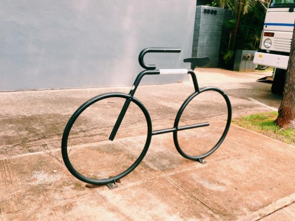 schwarzer-Fahrrad-Ständer-in-Form-eines-Fahrrads
