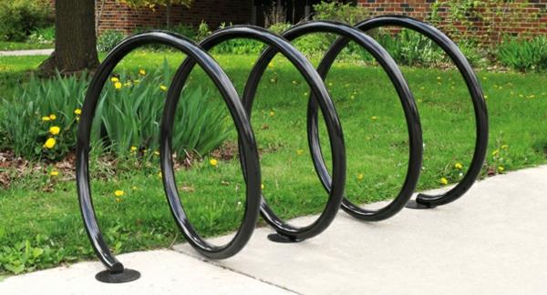 schwarzer-Fahrrad-Ständer-wie-eine-Spirale