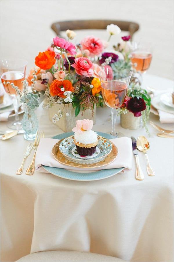 schöne-Blumen-Tischdeko-Hochzeit-Hochzeitsideen-Vintage-Tischdeko-Ideen