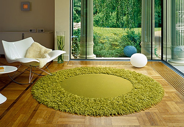 schöner-runder-teppich-in-grüner-farbe