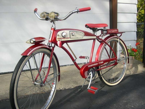 sehr-coole-retro-fahrräder vor der garage